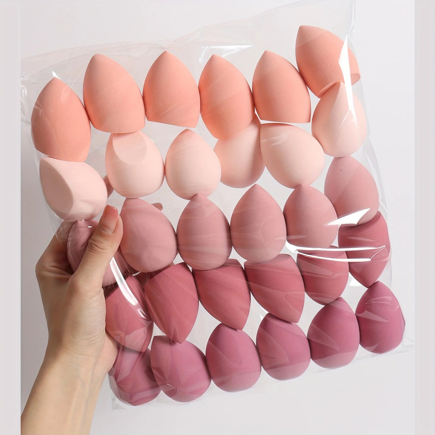Ensemble de 7 ou 18 éponges à maquillage, adaptées à l'application de crèmes BB et de poudres liquides. Éponge à maquillage double usage (sec ou humide).