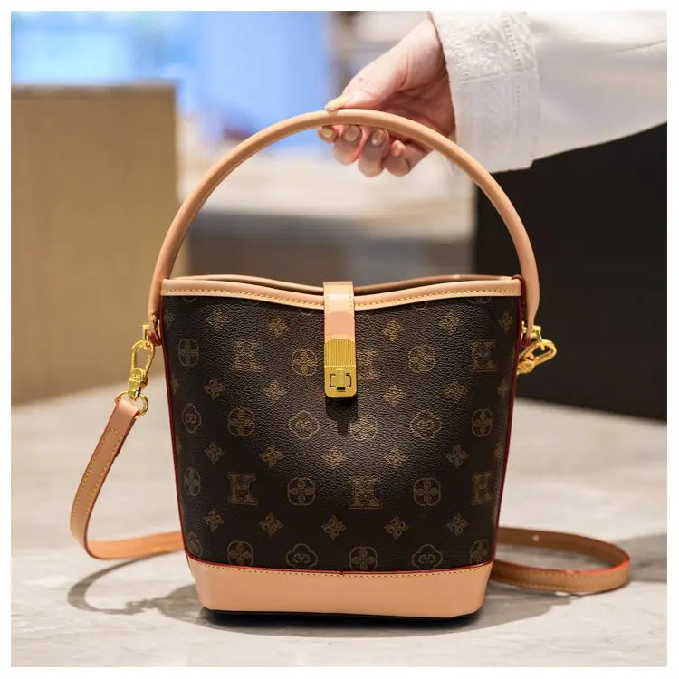 Sac bandoulière de luxe pour femme en cuir premium, inspiré du style parisien vintage chic. Élégant et spacieux, il est parfait au quotidien.