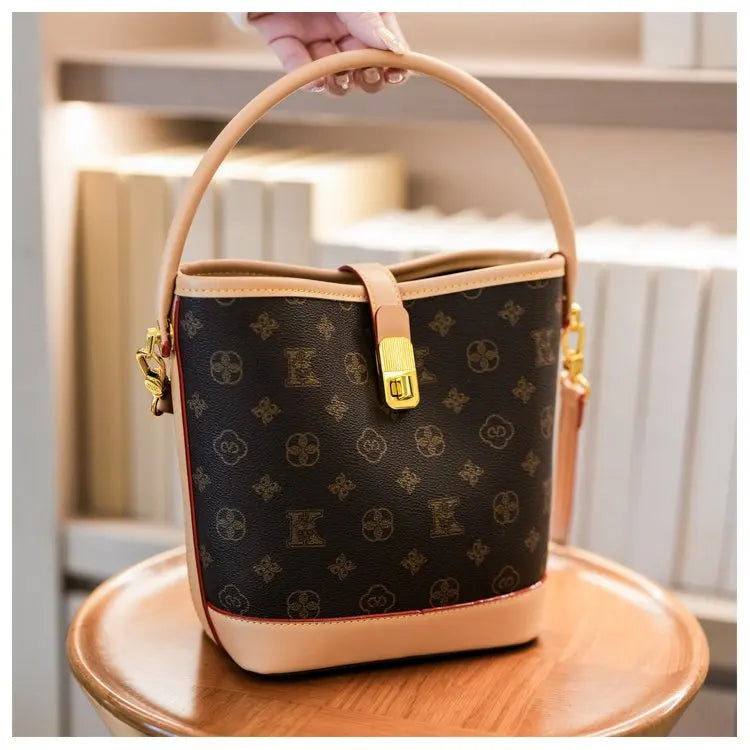 Sac bandoulière de luxe pour femme en cuir premium, inspiré du style parisien vintage chic. Élégant et spacieux, il est parfait au quotidien.