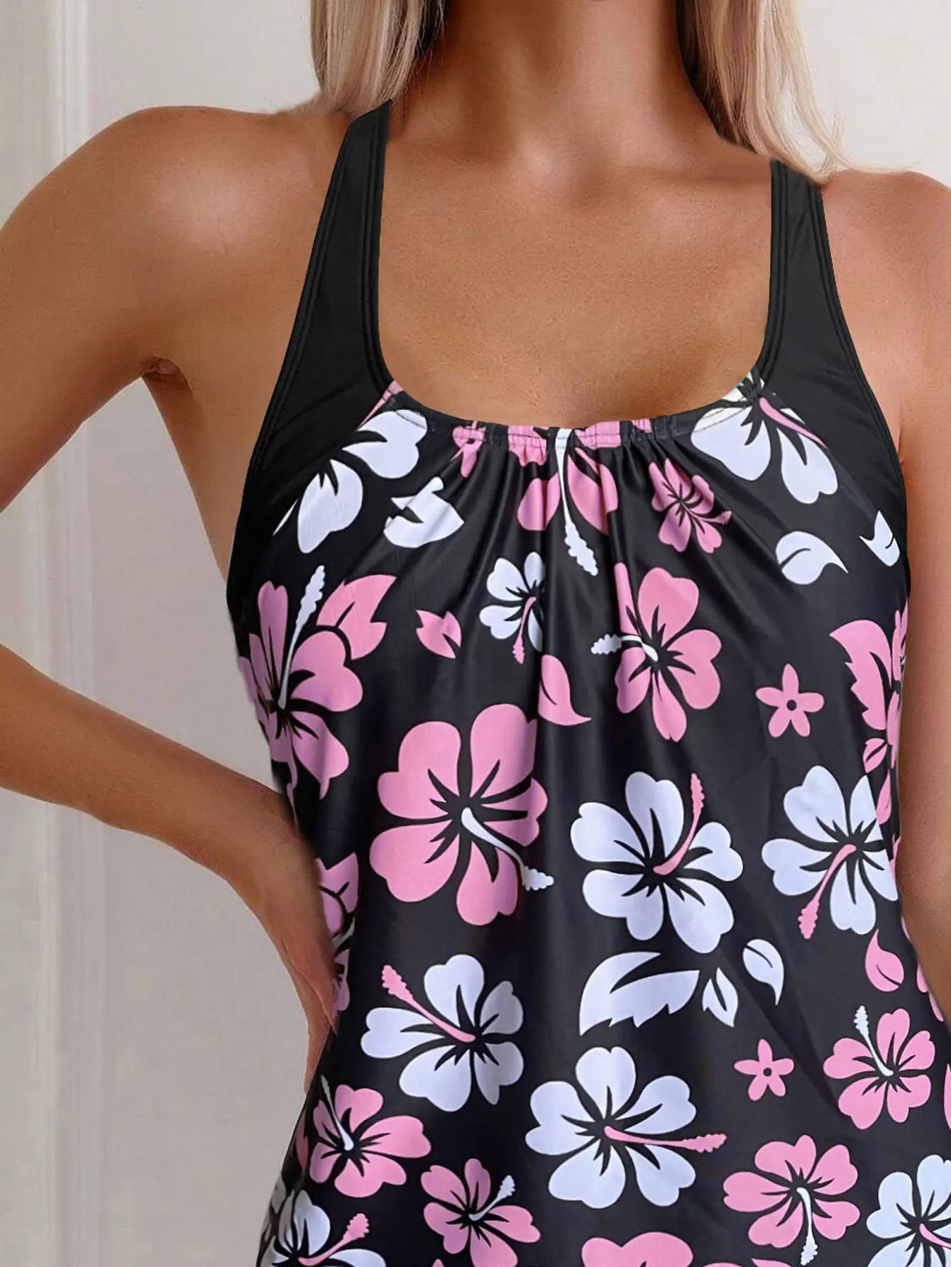 Maillot de bain deux pièces pour femme: culotte taille haute à imprimé floral, en polyester, idéal pour la natation et les sports nautiques. Design sobre.