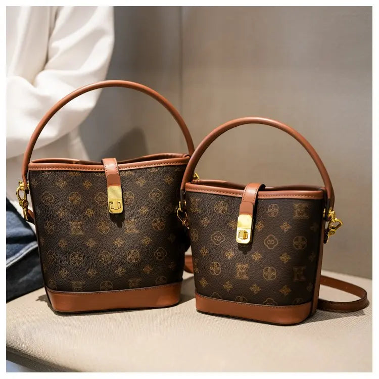 Sac bandoulière de luxe pour femme en cuir premium, inspiré du style parisien vintage chic. Élégant et spacieux, il est parfait au quotidien.