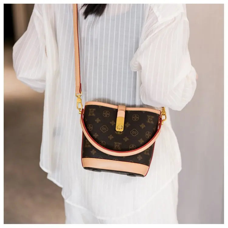 Sac bandoulière de luxe pour femme en cuir premium, inspiré du style parisien vintage chic. Élégant et spacieux, il est parfait au quotidien.