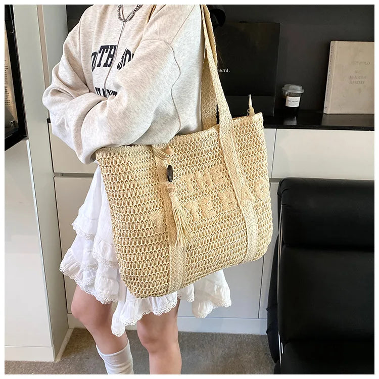 Sac en paille tressée style français grande capacité pour femme, sac bandoulière idéal pour la plage, les vacances ou les trajets quotidiens.
