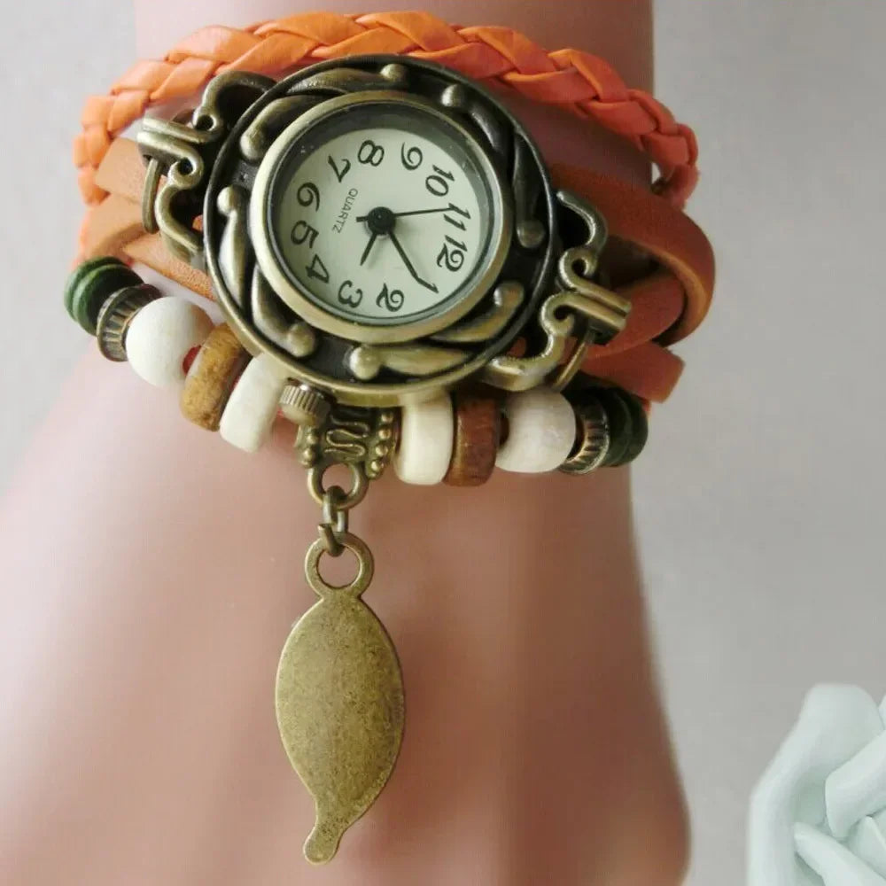 Montre élégante pour femme, style vintage, bracelet cuir, petit cadran, à quartz.
