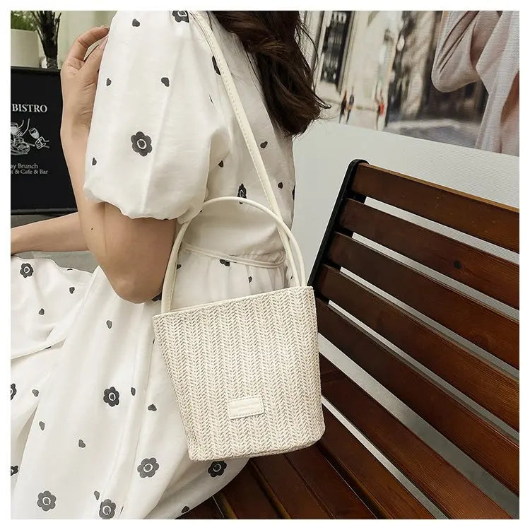 Sac bandoulière en cuir de luxe pour femme, style classique et élégant, signé Paris, style vintage.
