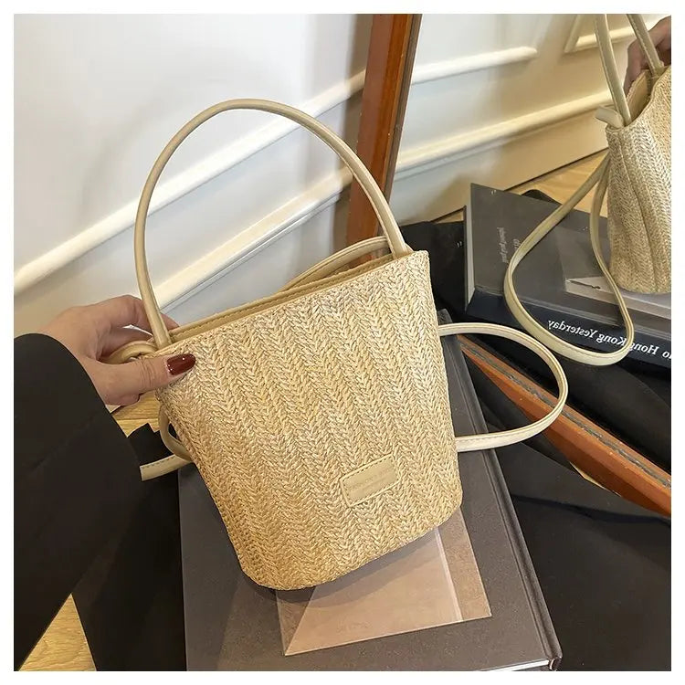 Sac bandoulière en cuir de luxe pour femme, style classique et élégant, signé Paris, style vintage.