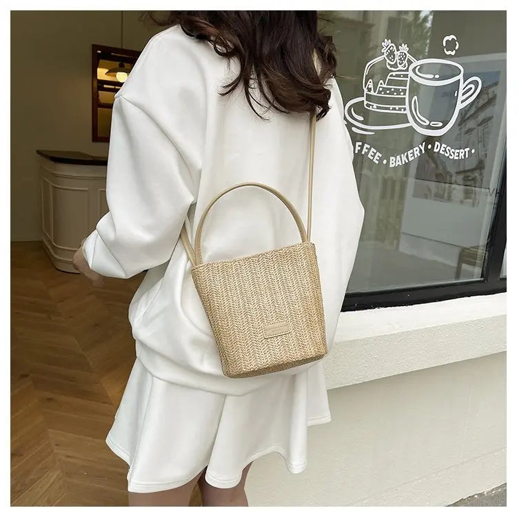 Sac bandoulière en cuir de luxe pour femme, style classique et élégant, signé Paris, style vintage.