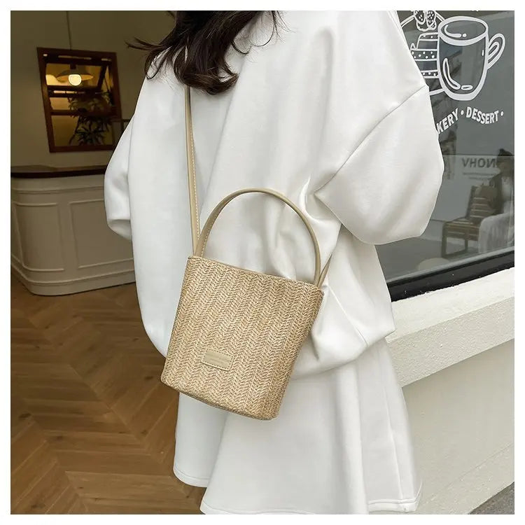 Sac bandoulière en cuir de luxe pour femme, style classique et élégant, signé Paris, style vintage.