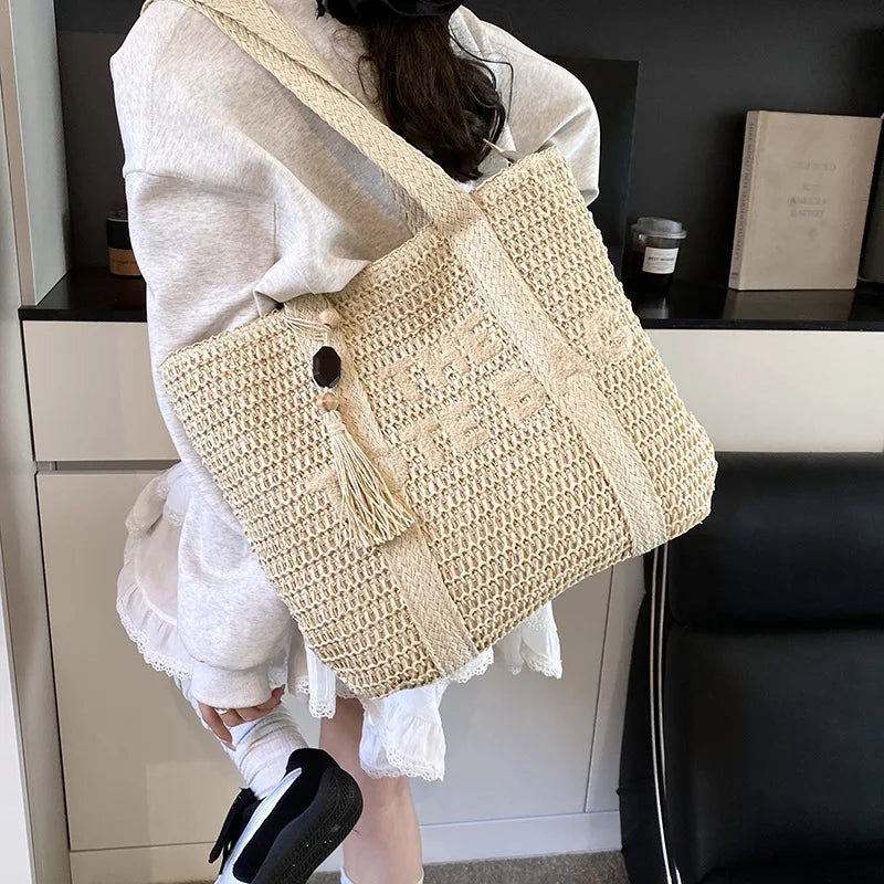 Sac en paille tressée style français grande capacité pour femme, sac bandoulière idéal pour la plage, les vacances ou les trajets quotidiens.
