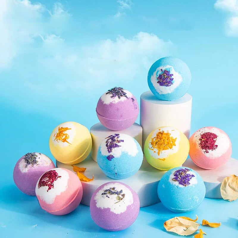 17 styles de boules de bain et de sels de douche aux fleurs séchées pour soulager les tensions, aux huiles essentielles naturelles et à bulles rebondissantes.