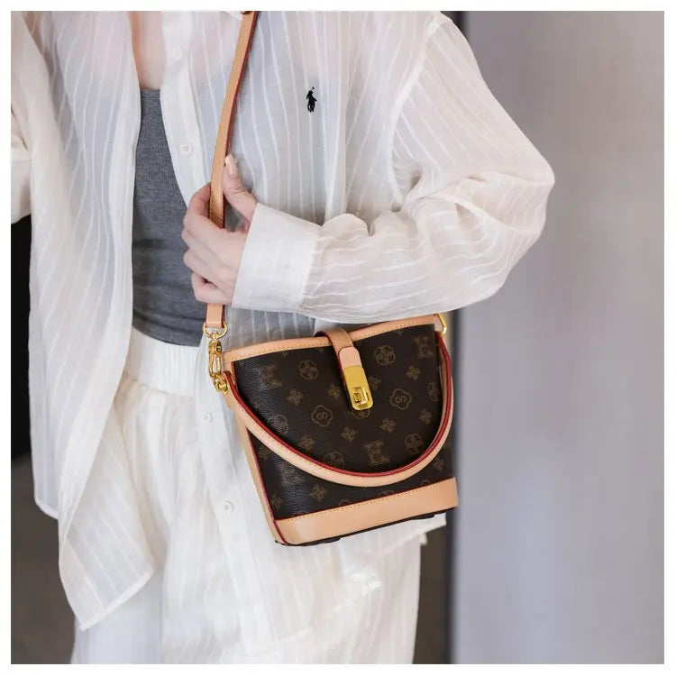 Sac bandoulière de luxe pour femme en cuir premium, inspiré du style parisien vintage chic. Élégant et spacieux, il est parfait au quotidien.