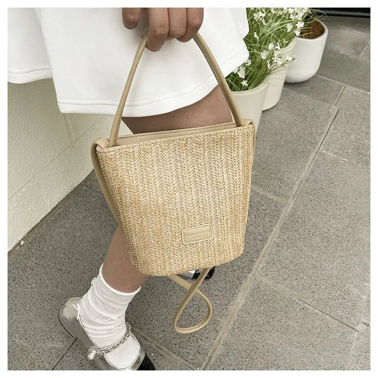 Sac bandoulière en cuir de luxe pour femme, style classique et élégant, signé Paris, style vintage.