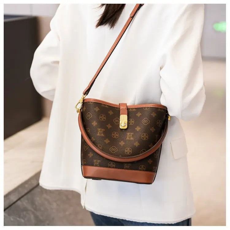 Sac bandoulière de luxe pour femme en cuir premium, inspiré du style parisien vintage chic. Élégant et spacieux, il est parfait au quotidien.
