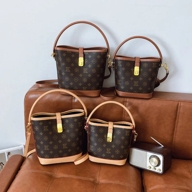 Sac bandoulière de luxe pour femme en cuir premium, inspiré du style parisien vintage chic. Élégant et spacieux, il est parfait au quotidien.