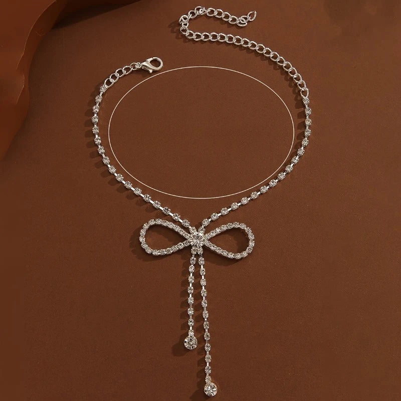 Bracelet de cheville de luxe orné de zirconiums scintillants et d'un ruban à pompon - Accessoire de cheville délicat pour femme