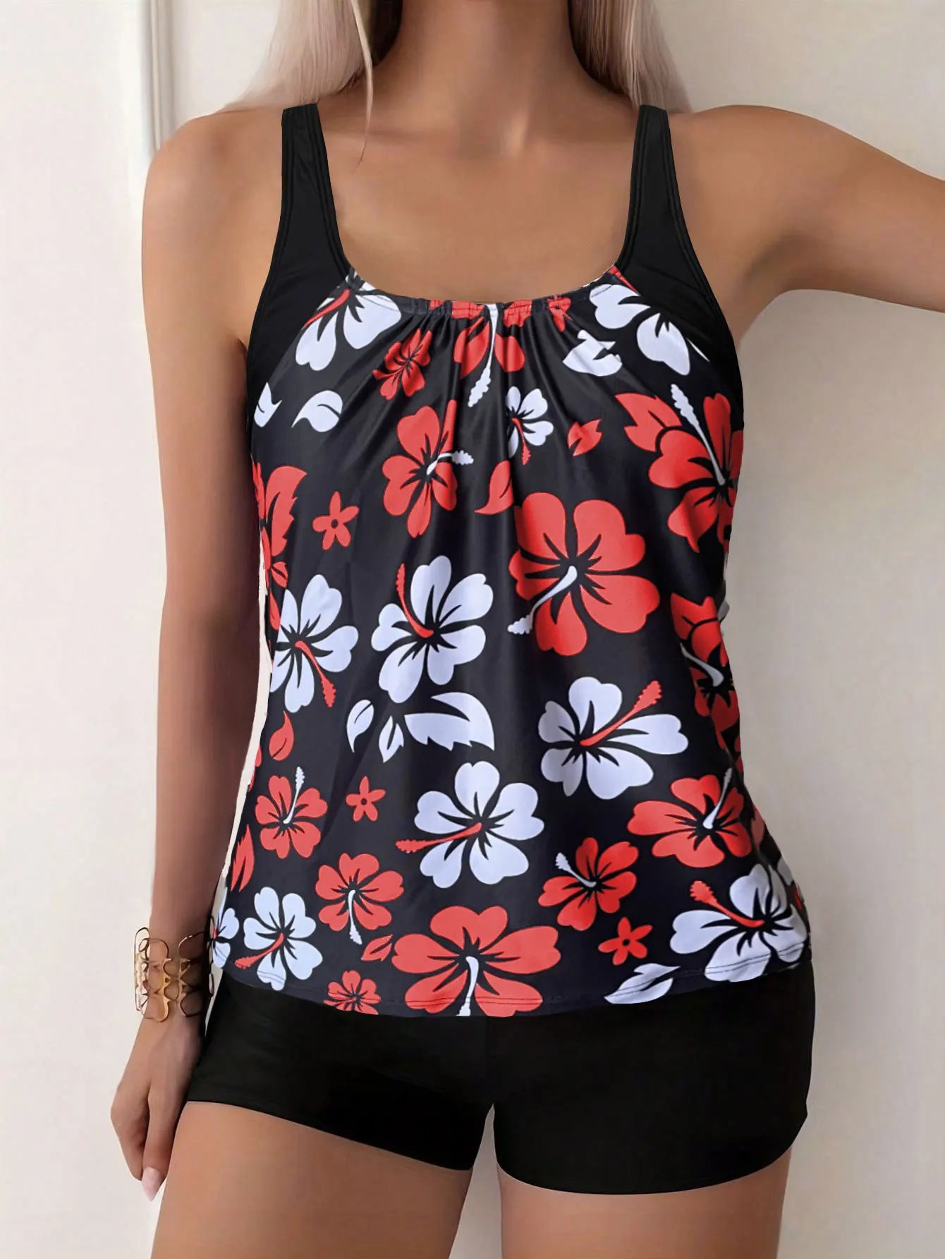Maillot de bain deux pièces pour femme: culotte taille haute à imprimé floral, en polyester, idéal pour la natation et les sports nautiques. Design sobre.