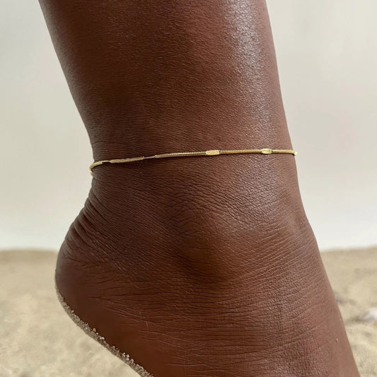 Bracelet de cheville délicat pour femme, style serpent aplati, en acier inoxydable doré, minimaliste, idéal pour la plage ou les vacances.