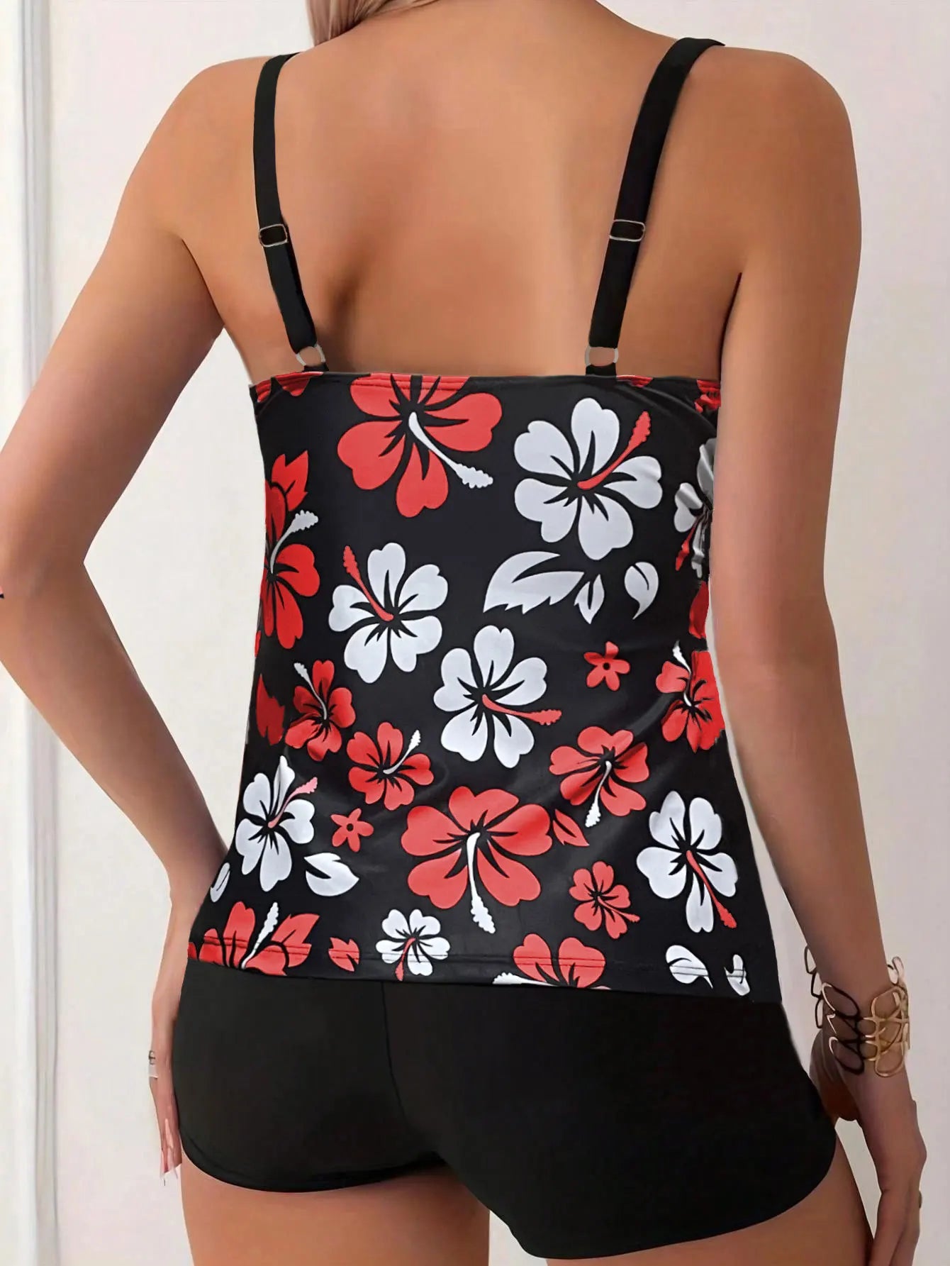 Maillot de bain deux pièces pour femme: culotte taille haute à imprimé floral, en polyester, idéal pour la natation et les sports nautiques. Design sobre.