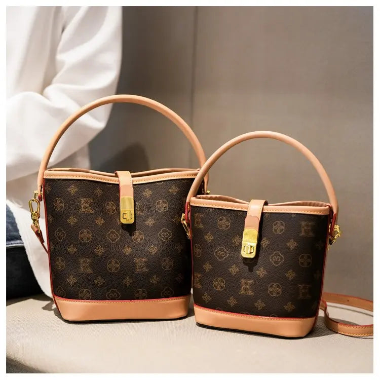 Sac bandoulière de luxe pour femme en cuir premium, inspiré du style parisien vintage chic. Élégant et spacieux, il est parfait au quotidien.