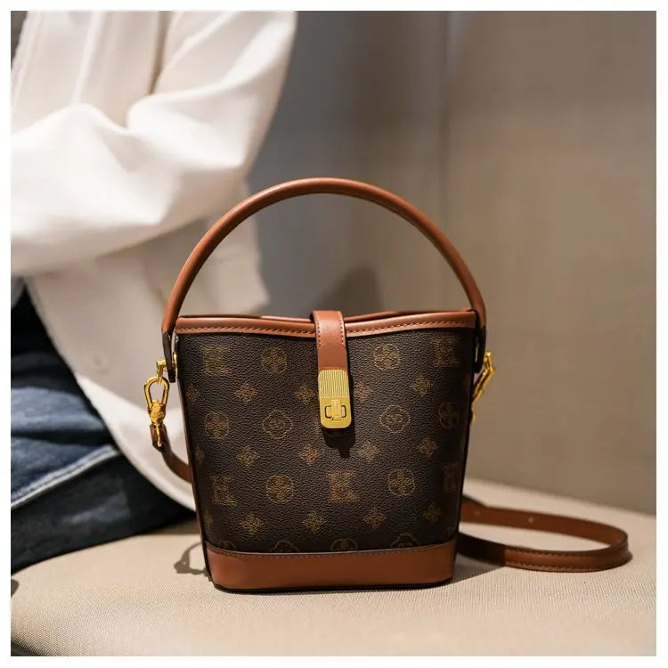 Sac bandoulière de luxe pour femme en cuir premium, inspiré du style parisien vintage chic. Élégant et spacieux, il est parfait au quotidien.