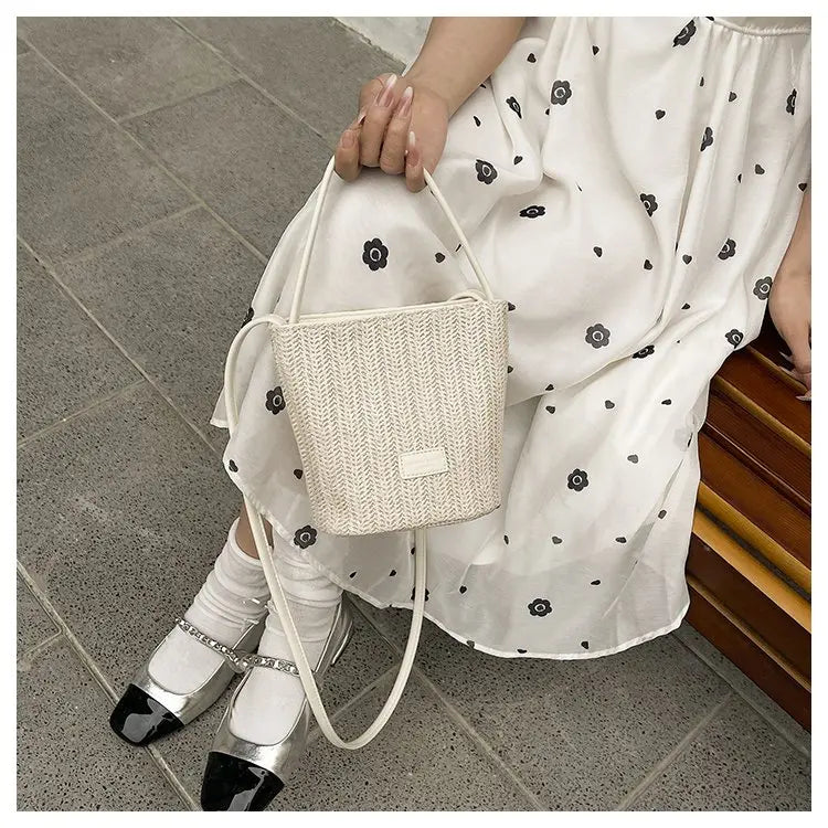 Sac bandoulière en cuir de luxe pour femme, style classique et élégant, signé Paris, style vintage.