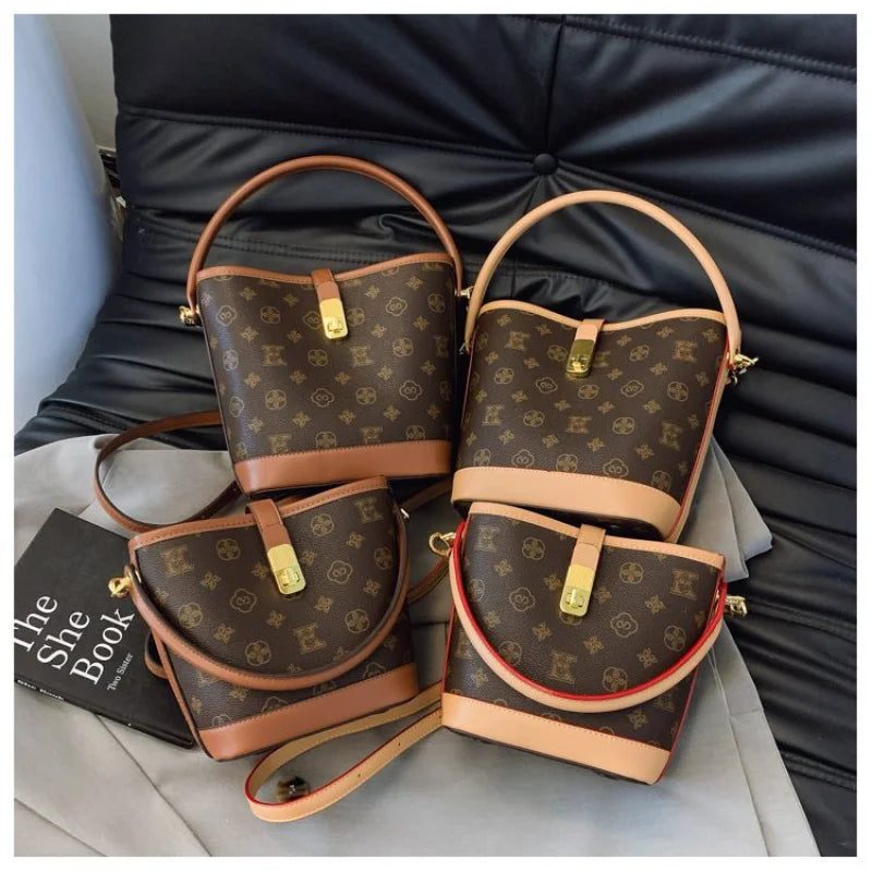 Sac bandoulière de luxe pour femme en cuir premium, inspiré du style parisien vintage chic. Élégant et spacieux, il est parfait au quotidien.