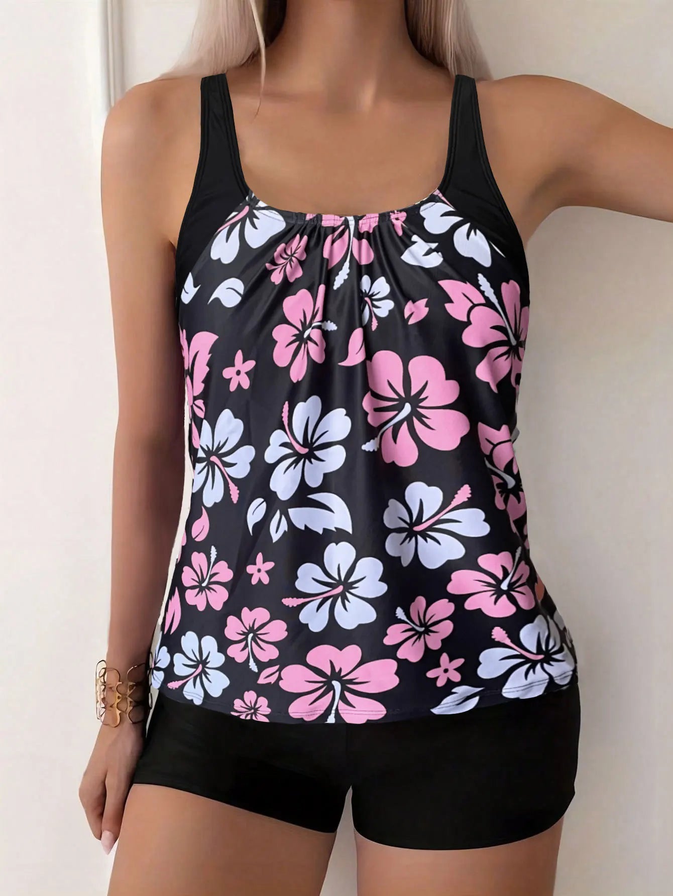 Maillot de bain deux pièces pour femme: culotte taille haute à imprimé floral, en polyester, idéal pour la natation et les sports nautiques. Design sobre.