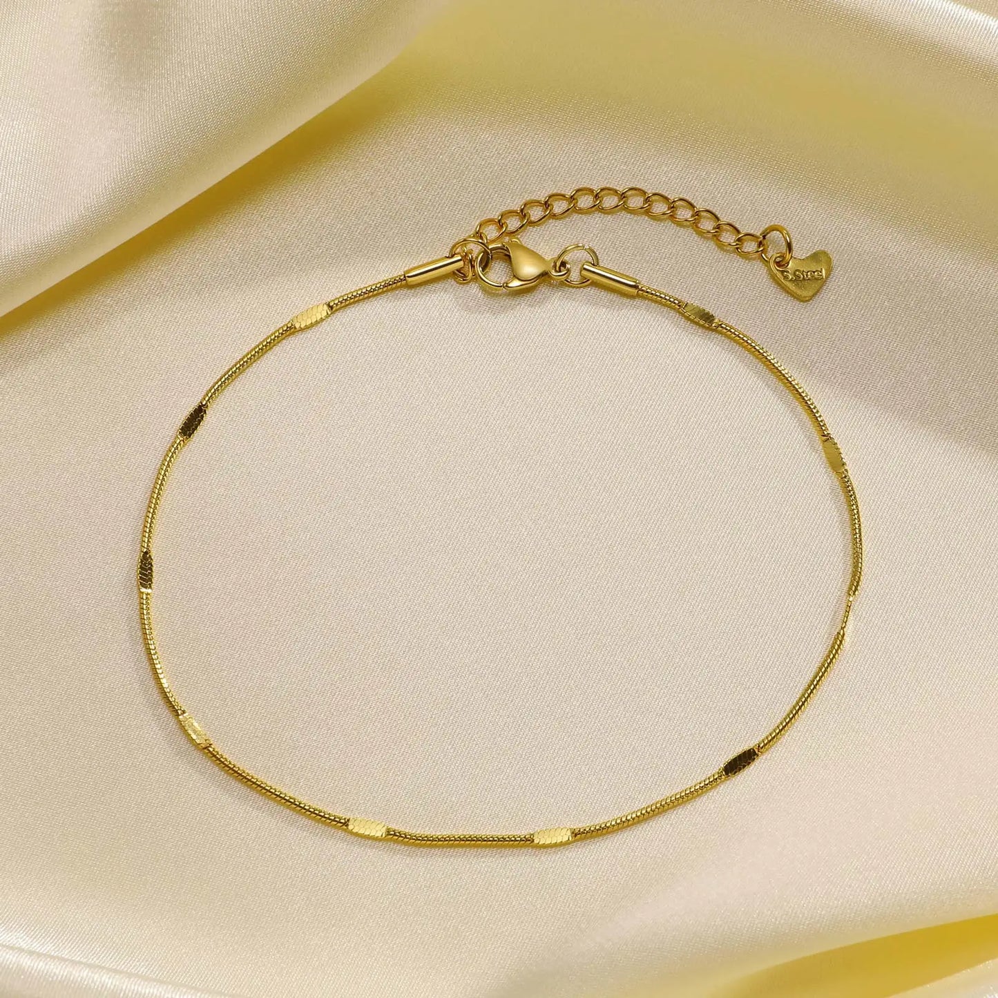 Bracelet de cheville délicat pour femme, style serpent aplati, en acier inoxydable doré, minimaliste, idéal pour la plage ou les vacances.