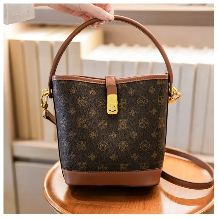 Sac bandoulière de luxe pour femme en cuir premium, inspiré du style parisien vintage chic. Élégant et spacieux, il est parfait au quotidien.