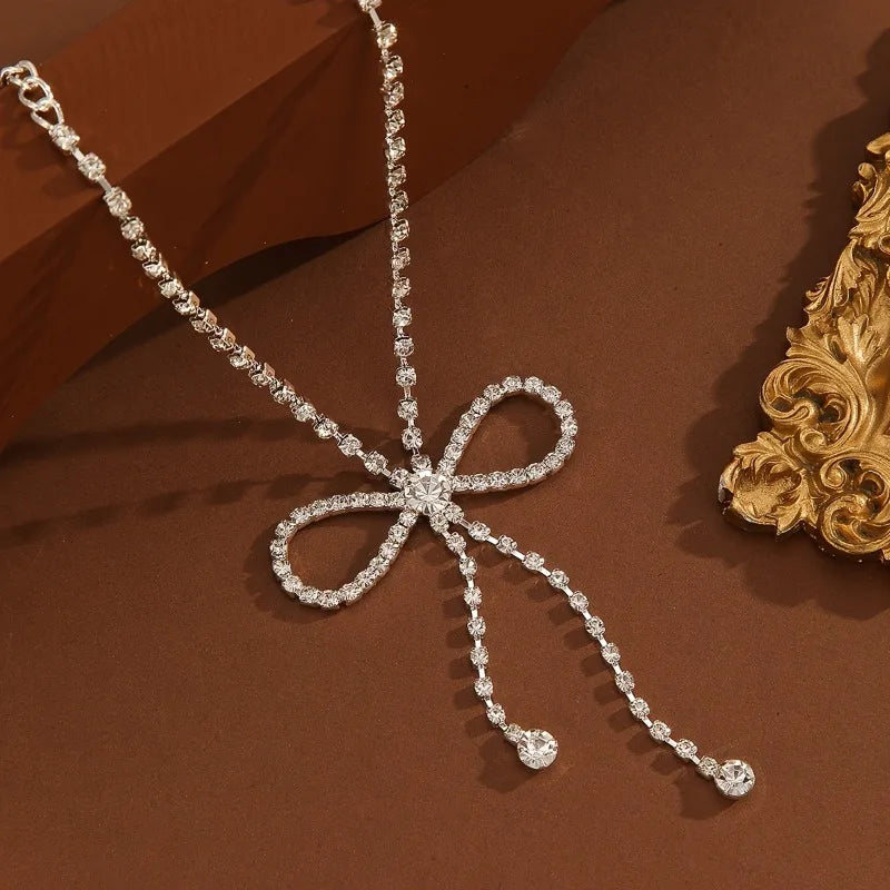 Bracelet de cheville de luxe orné de zirconiums scintillants et d'un ruban à pompon - Accessoire de cheville délicat pour femme