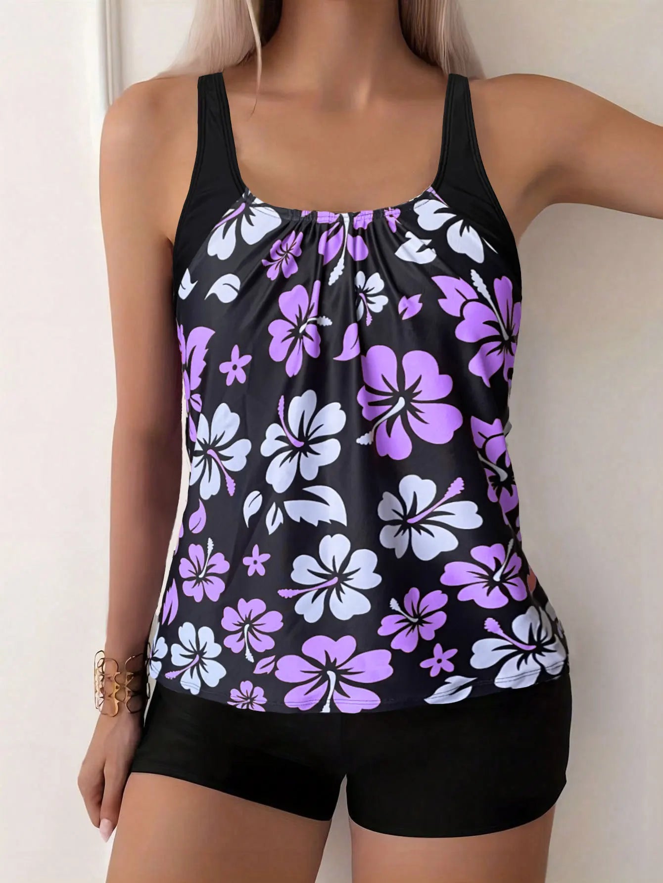 Maillot de bain deux pièces pour femme: culotte taille haute à imprimé floral, en polyester, idéal pour la natation et les sports nautiques. Design sobre.