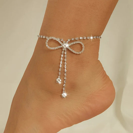 Bracelet de cheville de luxe orné de zirconiums scintillants et d'un ruban à pompon - Accessoire de cheville délicat pour femme