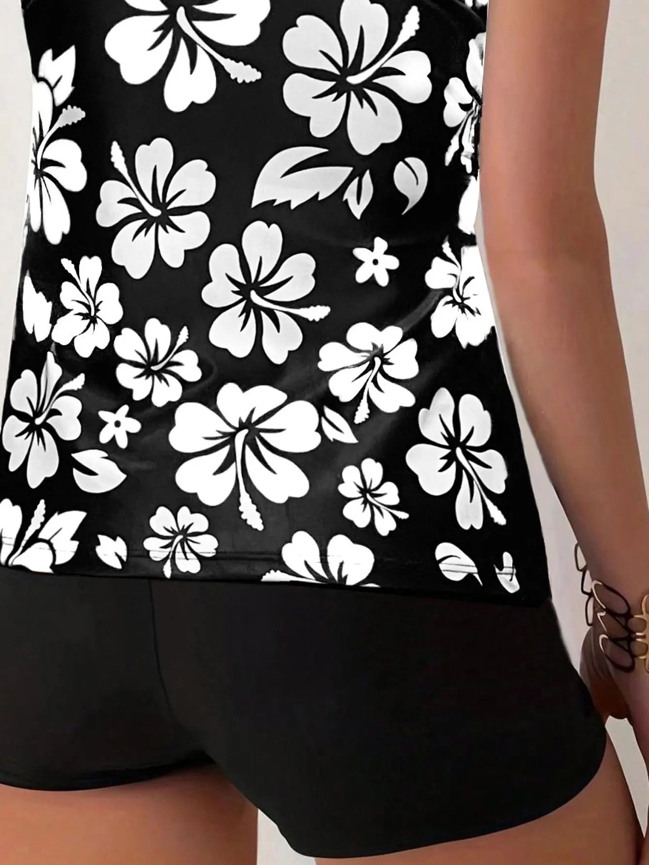Maillot de bain deux pièces pour femme: culotte taille haute à imprimé floral, en polyester, idéal pour la natation et les sports nautiques. Design sobre.