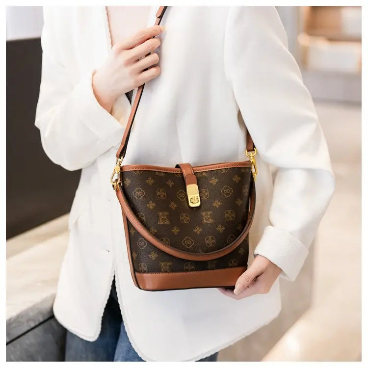 Sac bandoulière de luxe pour femme en cuir premium, inspiré du style parisien vintage chic. Élégant et spacieux, il est parfait au quotidien.