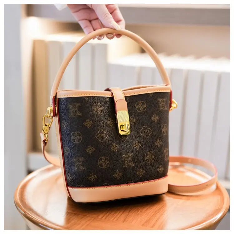 Sac bandoulière de luxe pour femme en cuir premium, inspiré du style parisien vintage chic. Élégant et spacieux, il est parfait au quotidien.