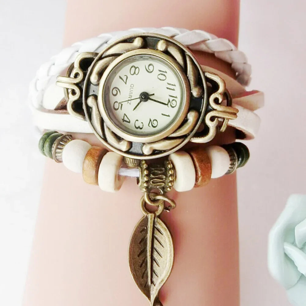 Montre élégante pour femme, style vintage, bracelet cuir, petit cadran, à quartz.