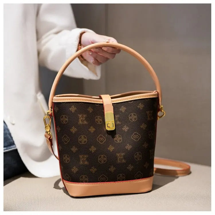 Sac bandoulière de luxe pour femme en cuir premium, inspiré du style parisien vintage chic. Élégant et spacieux, il est parfait au quotidien.