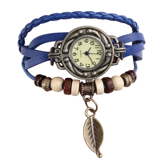 Montre élégante pour femme, style vintage, bracelet cuir, petit cadran, à quartz.