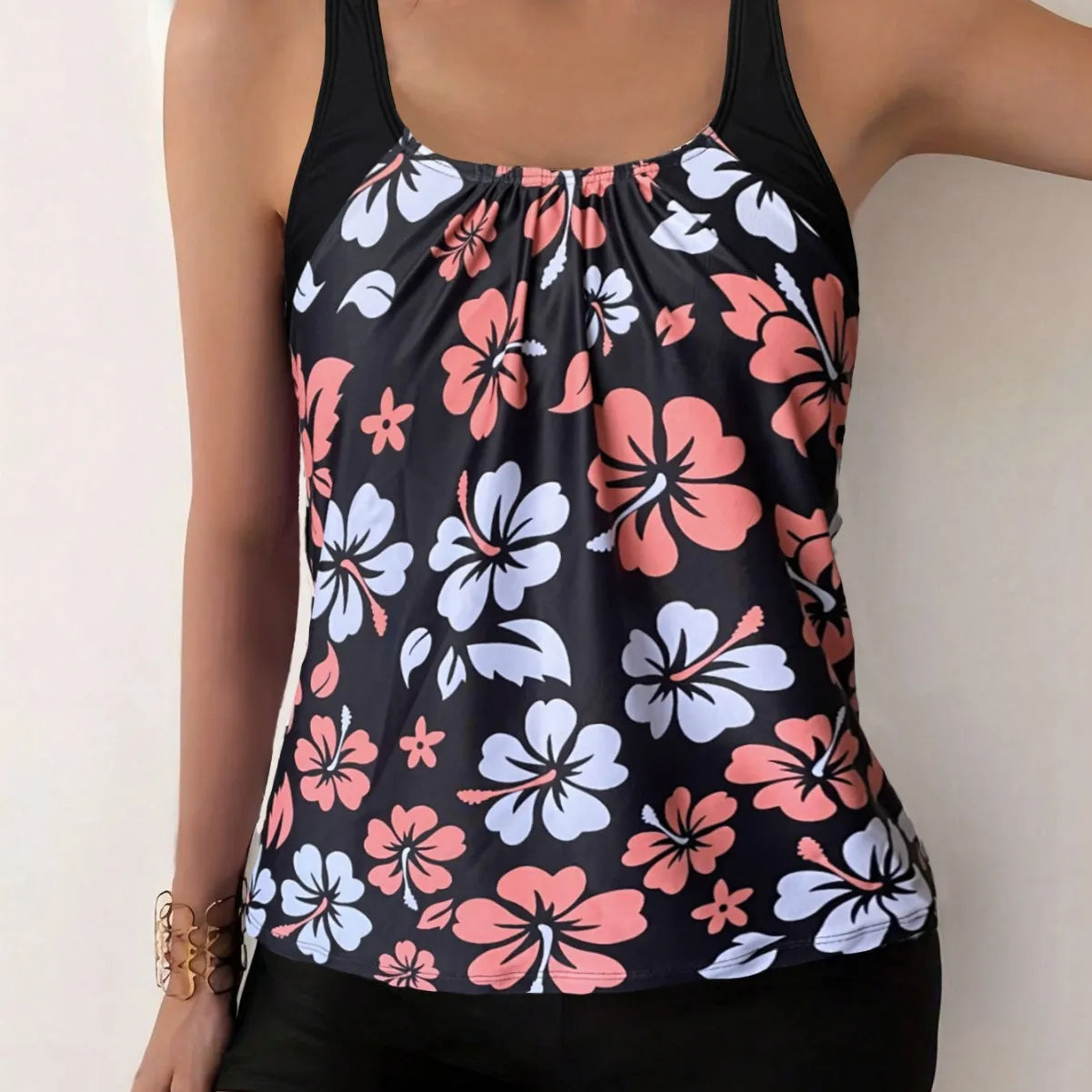 Maillot de bain deux pièces pour femme: culotte taille haute à imprimé floral, en polyester, idéal pour la natation et les sports nautiques. Design sobre.