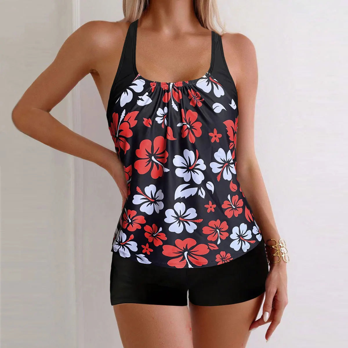 Maillot de bain deux pièces pour femme: culotte taille haute à imprimé floral, en polyester, idéal pour la natation et les sports nautiques. Design sobre.