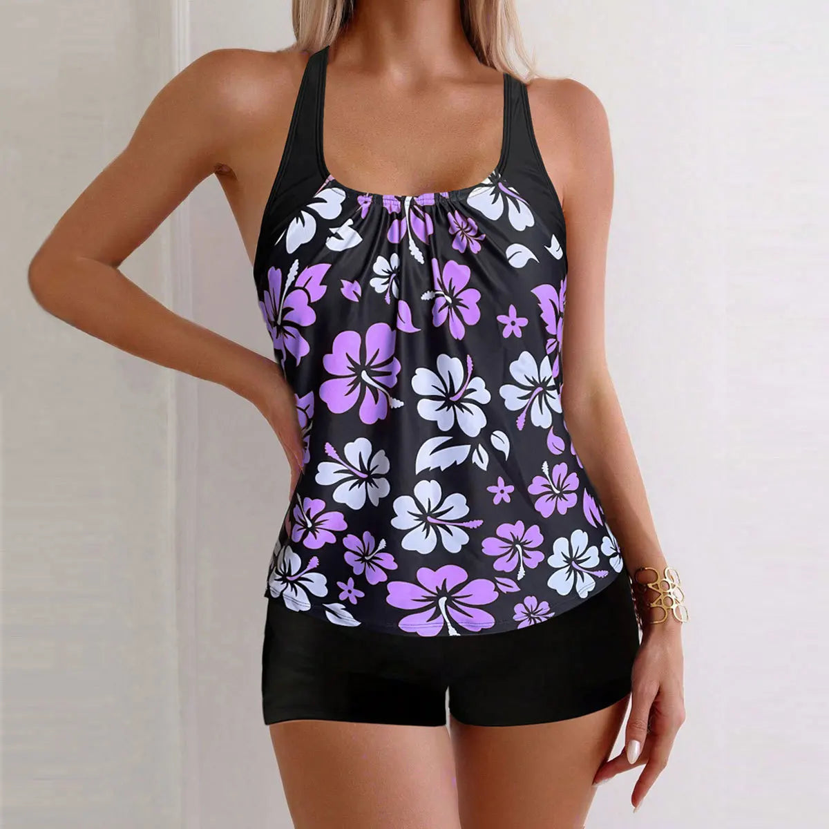 Maillot de bain deux pièces pour femme: culotte taille haute à imprimé floral, en polyester, idéal pour la natation et les sports nautiques. Design sobre.