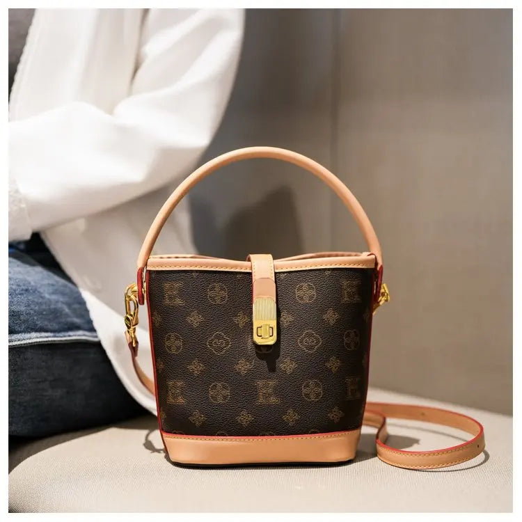 Sac bandoulière de luxe pour femme en cuir premium, inspiré du style parisien vintage chic. Élégant et spacieux, il est parfait au quotidien.