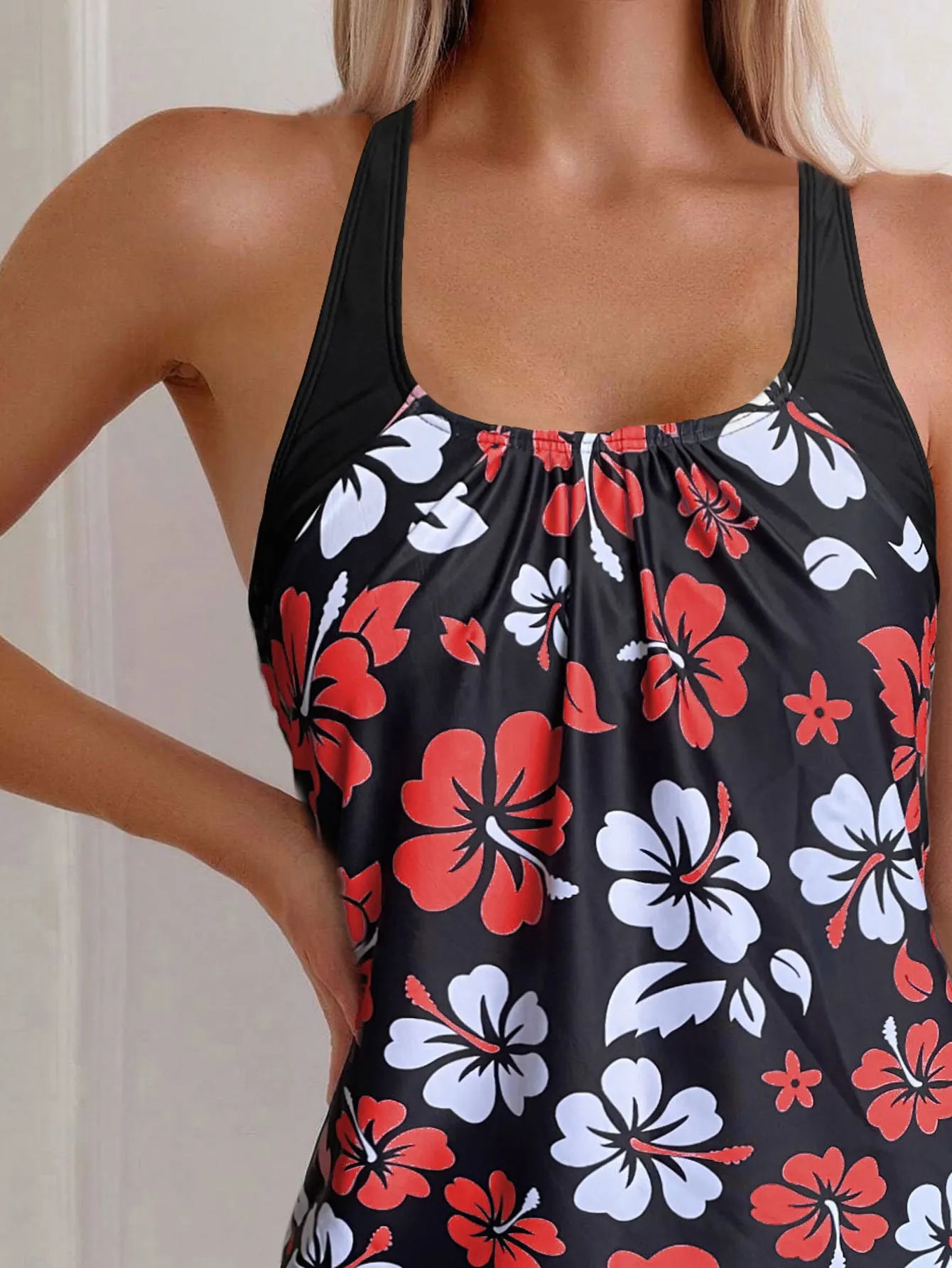 Maillot de bain deux pièces pour femme: culotte taille haute à imprimé floral, en polyester, idéal pour la natation et les sports nautiques. Design sobre.