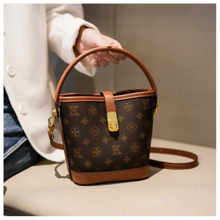 Sac bandoulière de luxe pour femme en cuir premium, inspiré du style parisien vintage chic. Élégant et spacieux, il est parfait au quotidien.