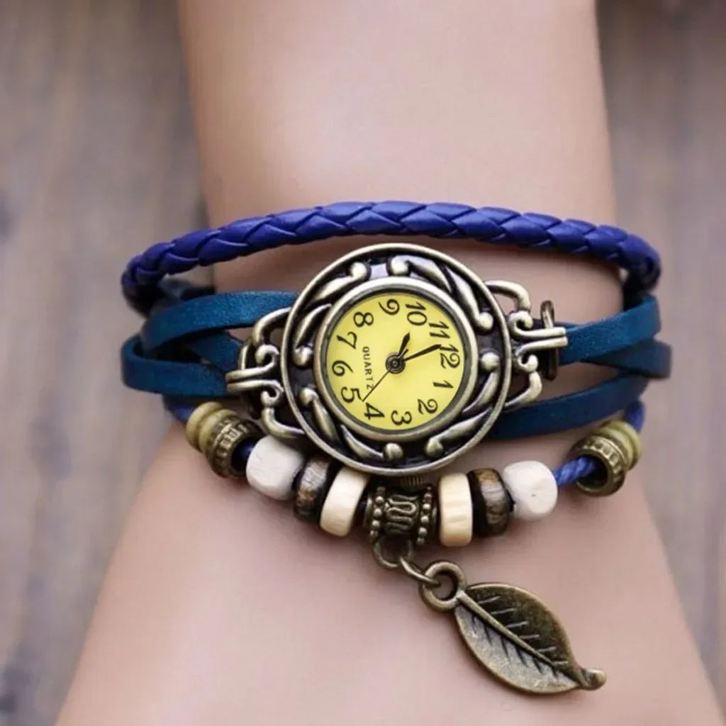 Montre élégante pour femme, style vintage, bracelet cuir, petit cadran, à quartz.