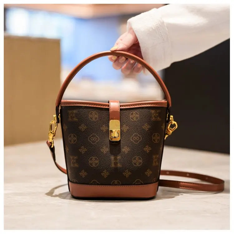 Sac bandoulière de luxe pour femme en cuir premium, inspiré du style parisien vintage chic. Élégant et spacieux, il est parfait au quotidien.