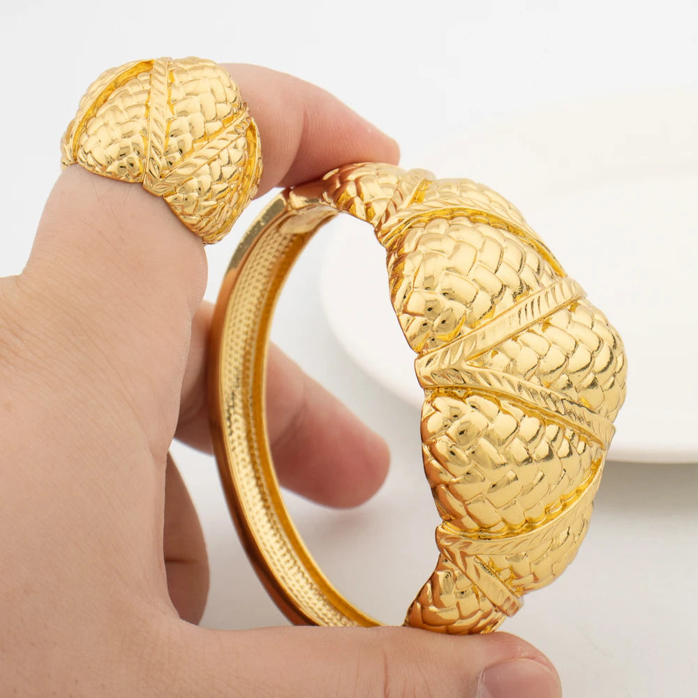 Ensemble bracelet et bague de luxe pour femme, couleur or, style Dubaï. Accessoires de bijoux.