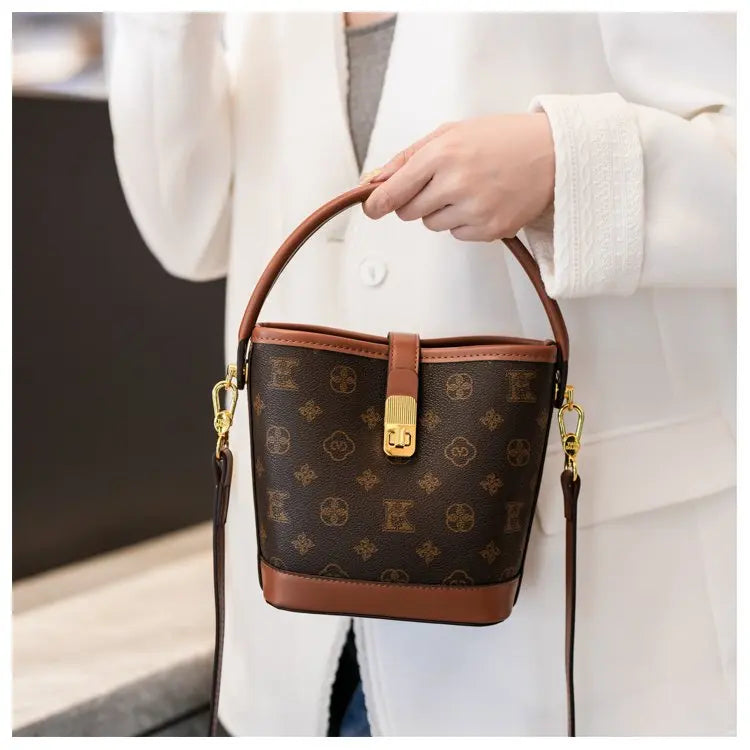 Sac bandoulière de luxe pour femme en cuir premium, inspiré du style parisien vintage chic. Élégant et spacieux, il est parfait au quotidien.