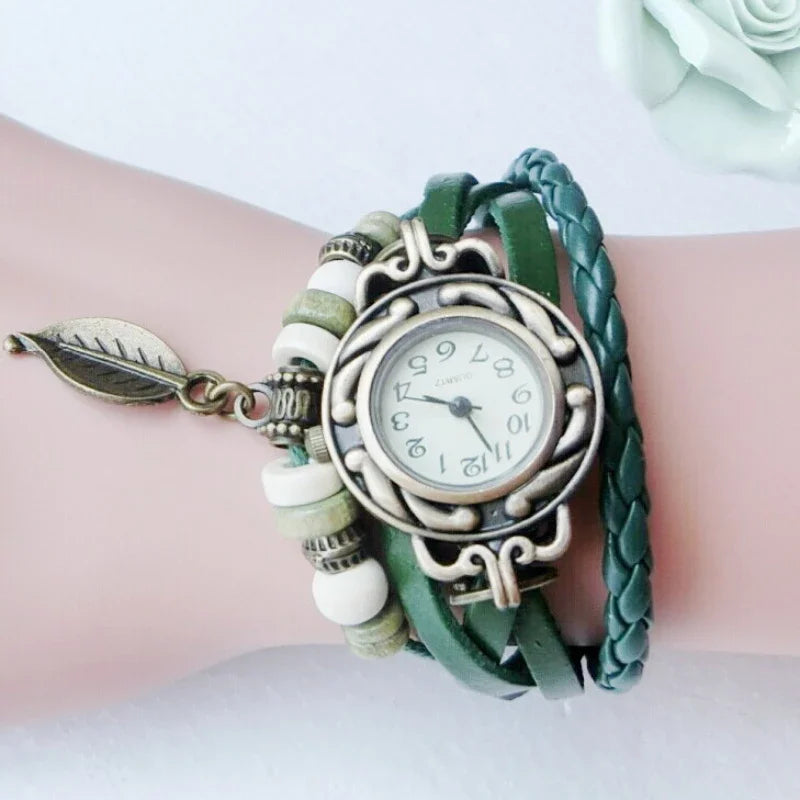Montre élégante pour femme, style vintage, bracelet cuir, petit cadran, à quartz.