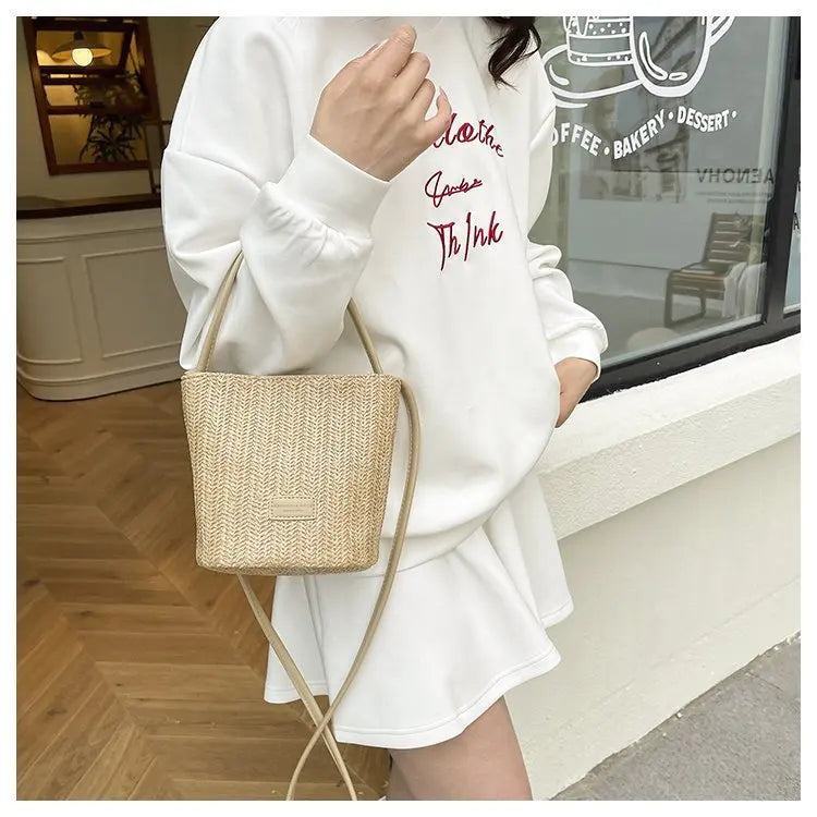 Sac bandoulière en cuir de luxe pour femme, style classique et élégant, signé Paris, style vintage.